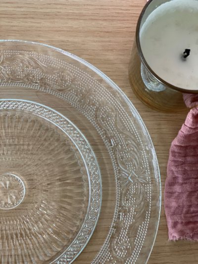 Bord van glas met reliëf